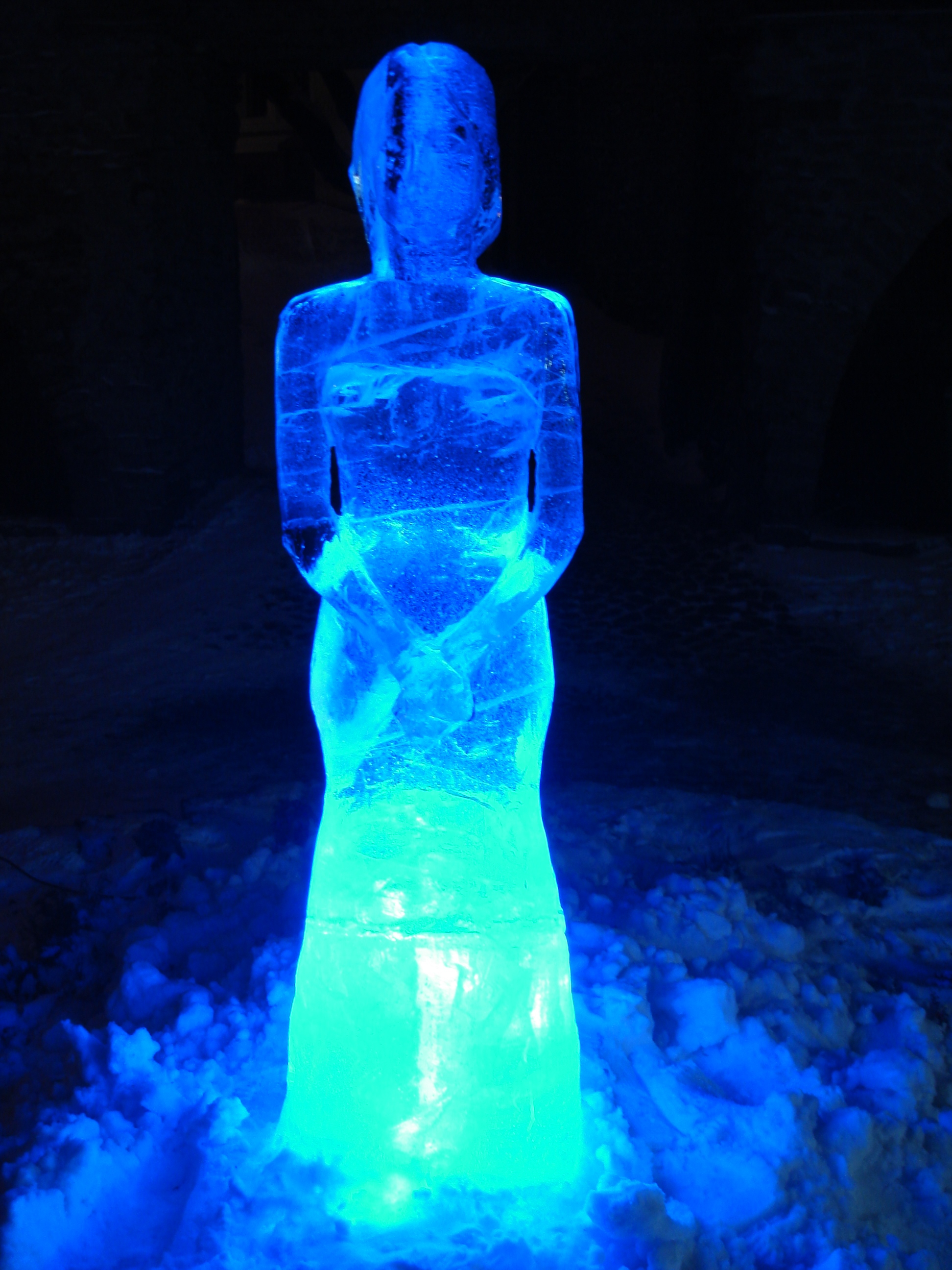 Ледяная скульптура "Молящаяся девушка" в саду Датского короля, Старый город Таллинна