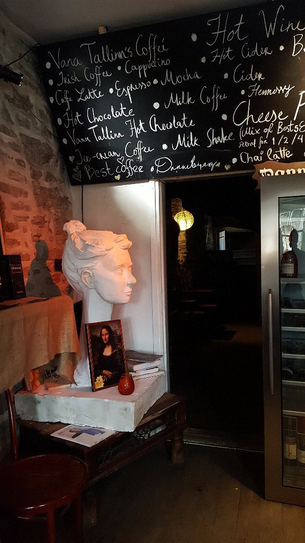 Sculpture de Stasia à l'intérieur d'un café