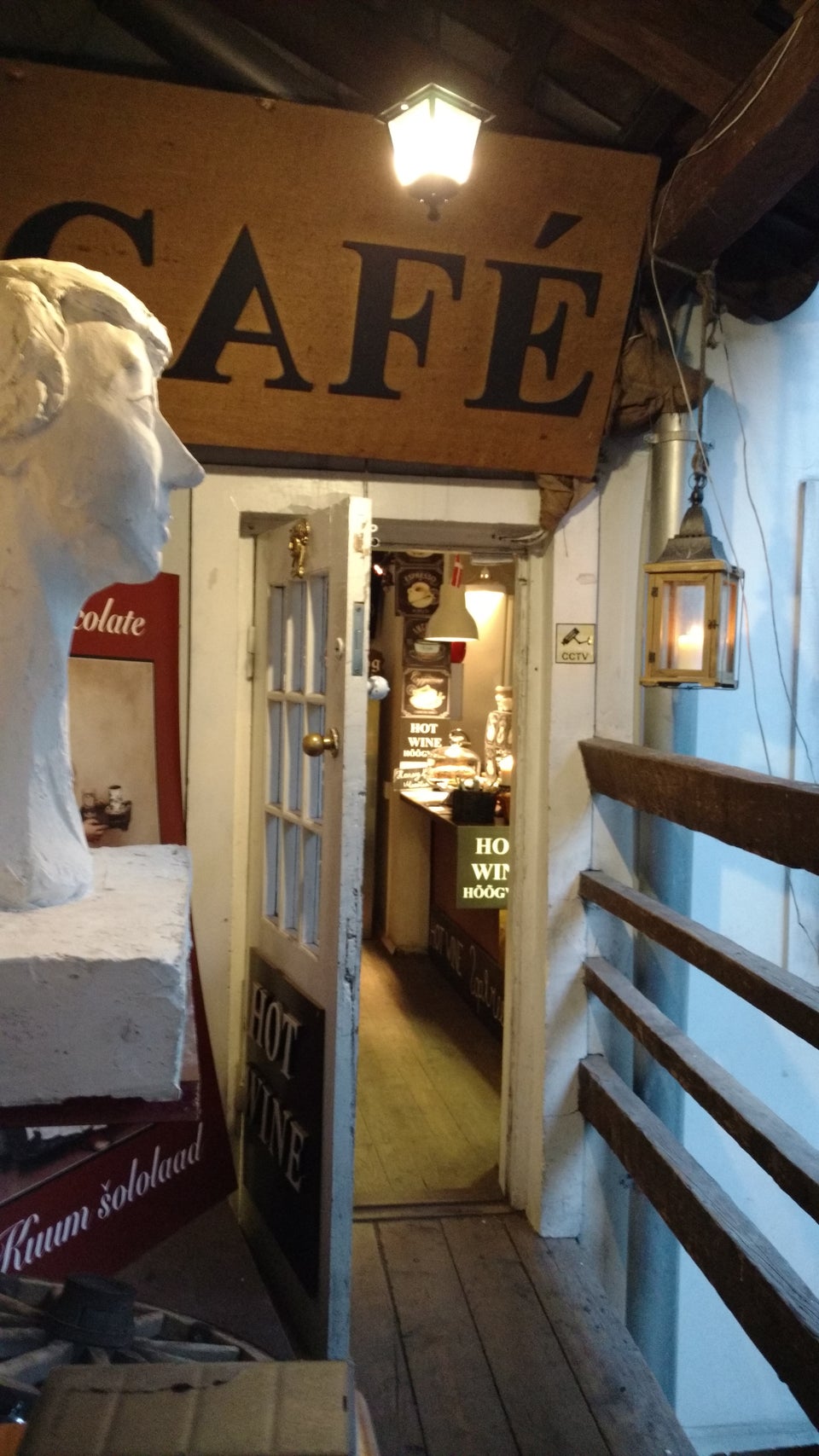 Entrée avec sculpture de Mari