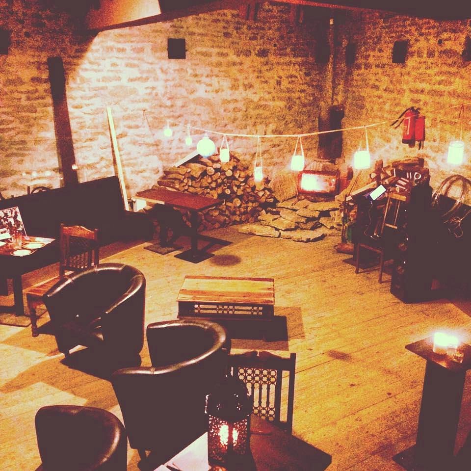 Studio dans un café