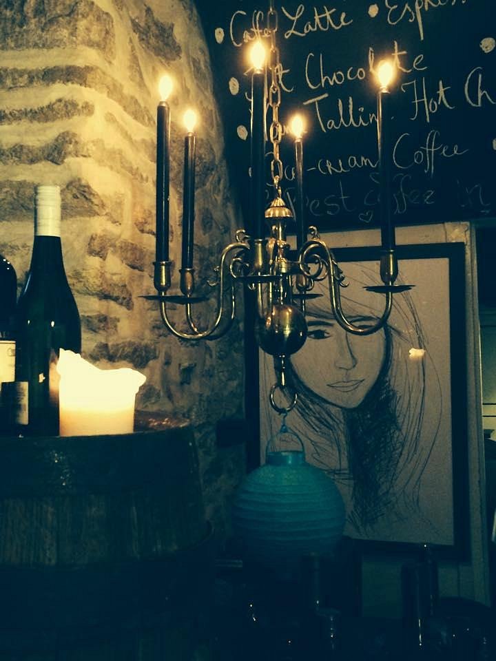 Intérieur avec  dessin portrait de Mari