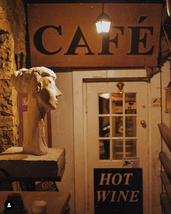 Entrée du balcon de la porte avec sculpture