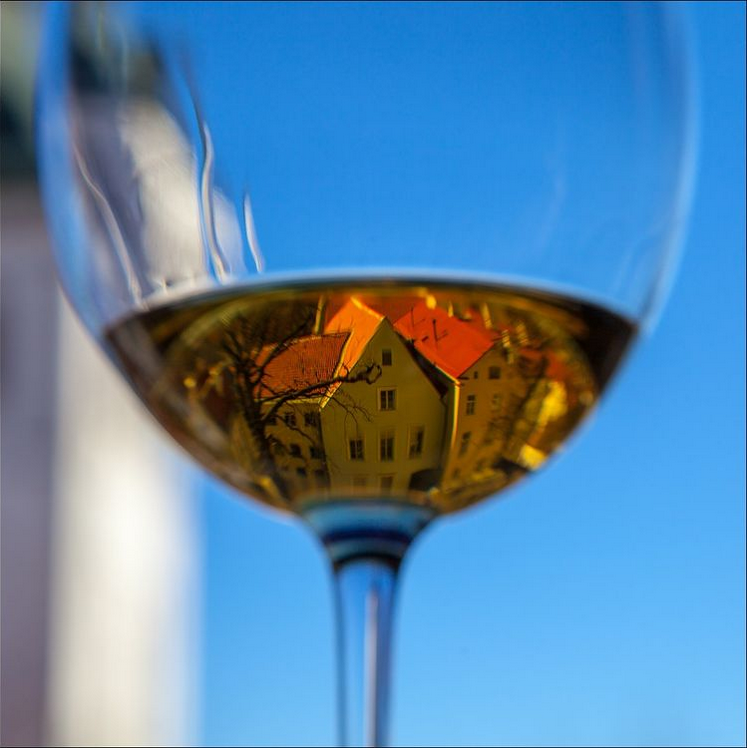 Vieille ville à travers un verre de vin