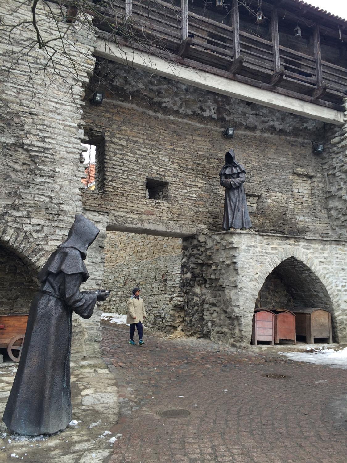 Sculptures sur les remparts de la ville